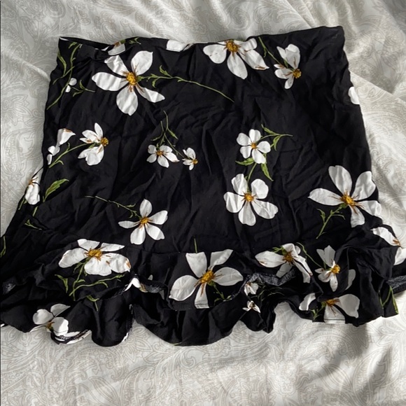 Ruffle hem black and white floral print skirt - Picture 3 of 4